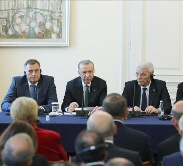 Presiden Turki Recep Tayyip Erdogan melakukan konferensi pers bersama tiga anggota Dewan Presiden Bosnia dan Herzegovina di Sarajevo. (Foto file-Anadolu Agency)