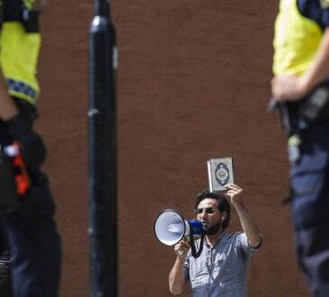 Seorang pria imigran asal Irak, Salwan Momika, kembali menjadi perhatian dengan menggelar aksi menghina Al Quran dan agama Islam lagi di Swedia.